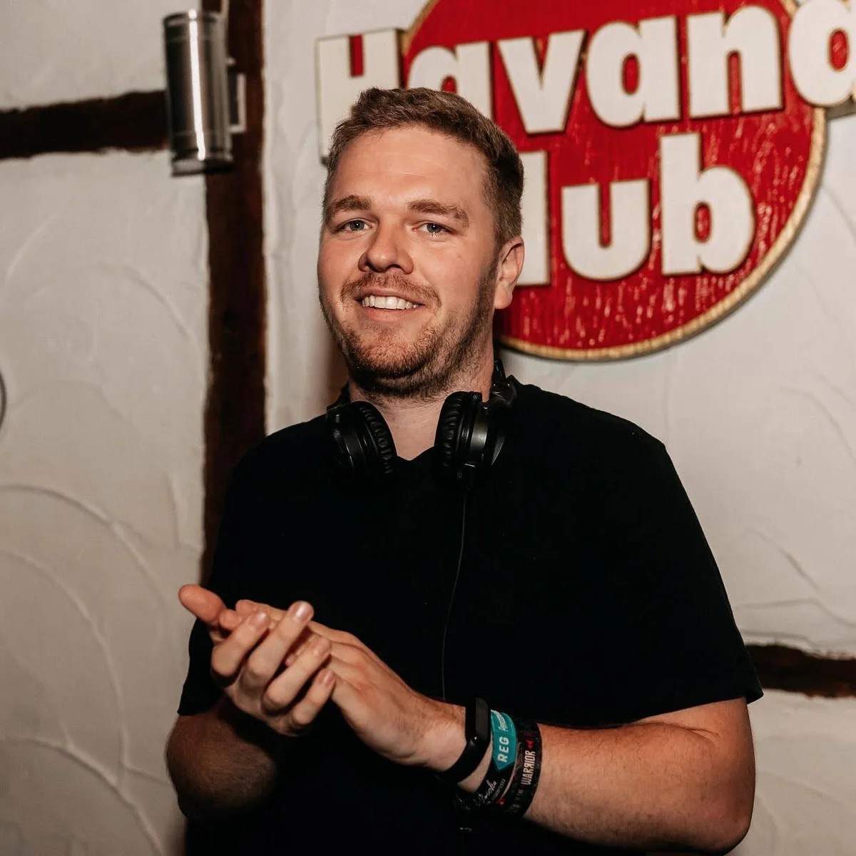 DJ Andre Be mit Kopfhörern bei einer Veranstaltung