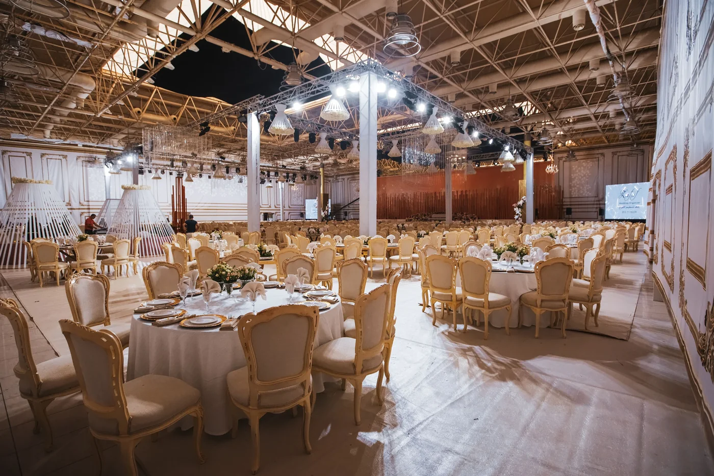Elegant vorbereiteter Hochzeitssaal
